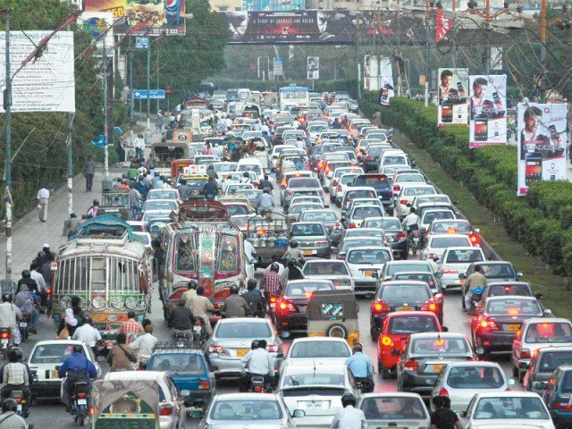 کراچی میں ٹرانسپورٹ و ٹریفک کا سنگین مسئلہ، حل آخر کیا؟