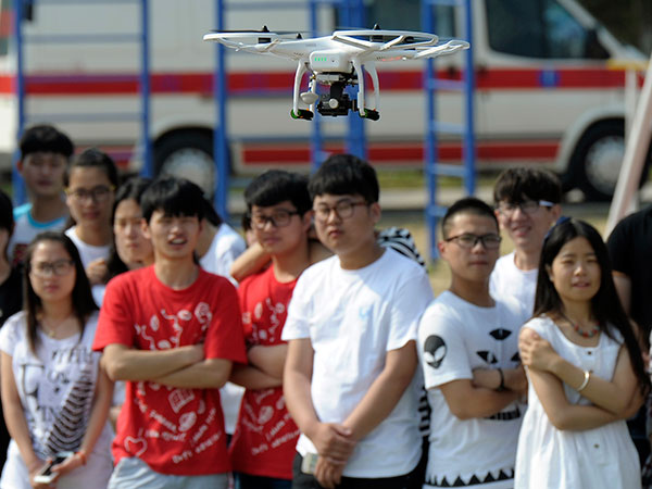 فون اور ڈرون – چین کے نوجوان دنیا پر چھاتے ہوئے