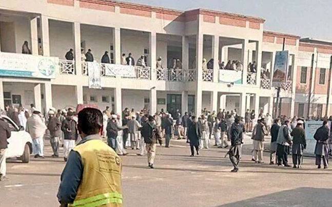 باچا خان یونیورسٹی پر دہشت گردوں کا حملہ: پروفیسر سمیت 20 افراد ہلاک