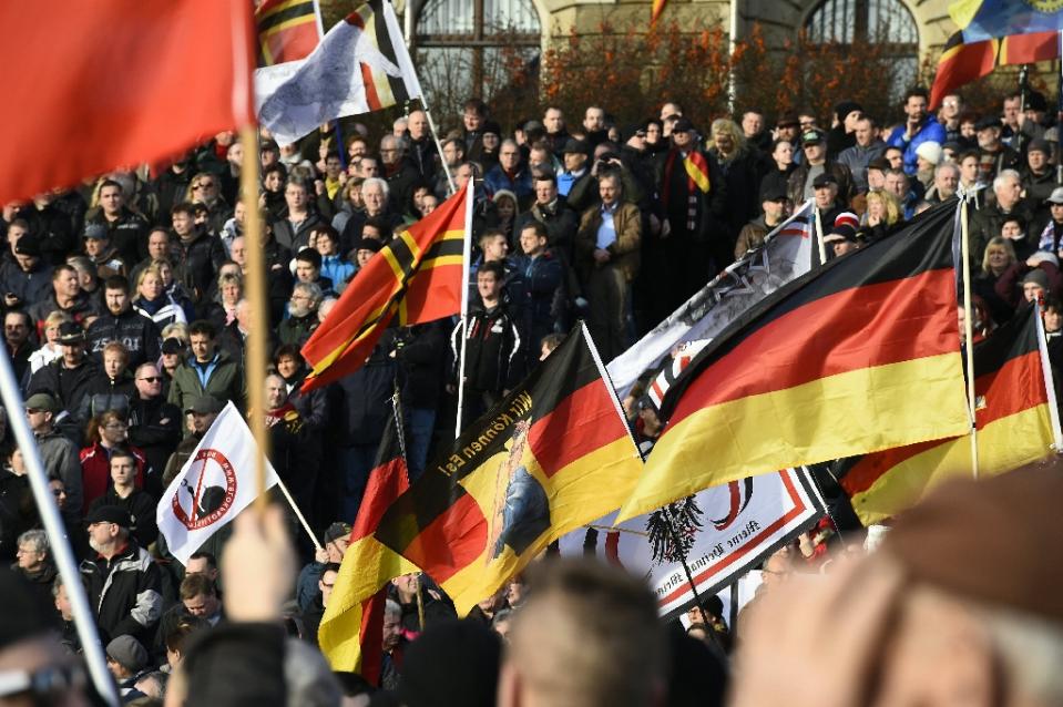 یورپ میں اسلام مخالف مظاہرے زور پکڑ گئے، حامی بھی میدان میں