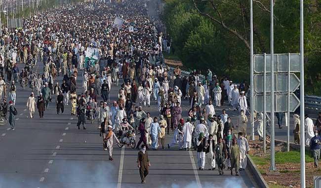 ممتاز قادری کے چہلم کے شرکاء دوسرے دن بھی ریڈ زون میں موجود:پارلیمنٹ کے باہر مظاہرین کا دھرنا