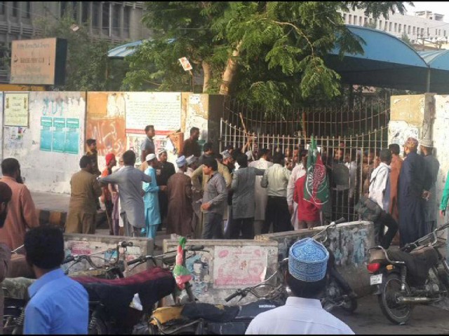 کراچی پریس کلب پر منظم حملہ ، ہوائی فائرنگ،کلب کے دروازے کو آگ لگانے کی کوشش