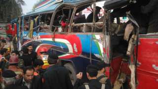 پشاور میں سرکاری ملازمین کی بس میں دھماکا، 15 جاں بحق