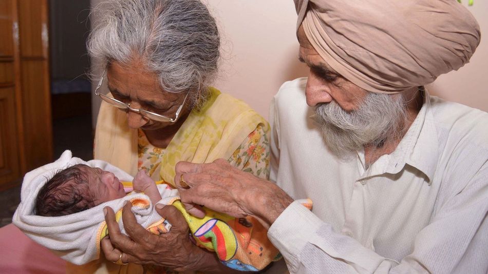 حیران کن: 72 سالہ عورت نے اپنے پہلے بچے کو جنم دے دیا