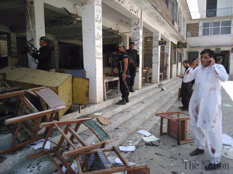 مردان ضلع کچہری گیٹ پر خود کش دھماکا! 13 افراد ہلاک