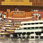 قومی اسمبلی میں تحریک انصاف اور مسلم لیگ نون  کے ارکان گتھم گتھا