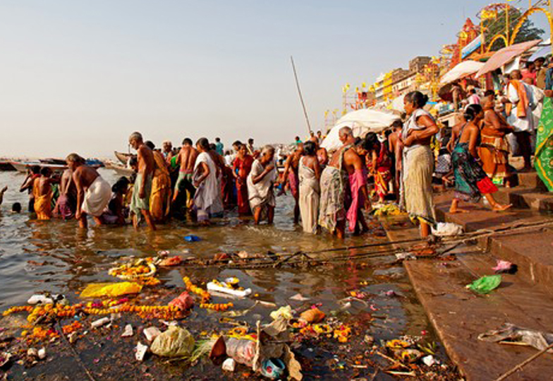 بھارت میں ہندوؤں کے مقدس دریا گنگا کو آلودگی سے بچانے کی تدبیریں