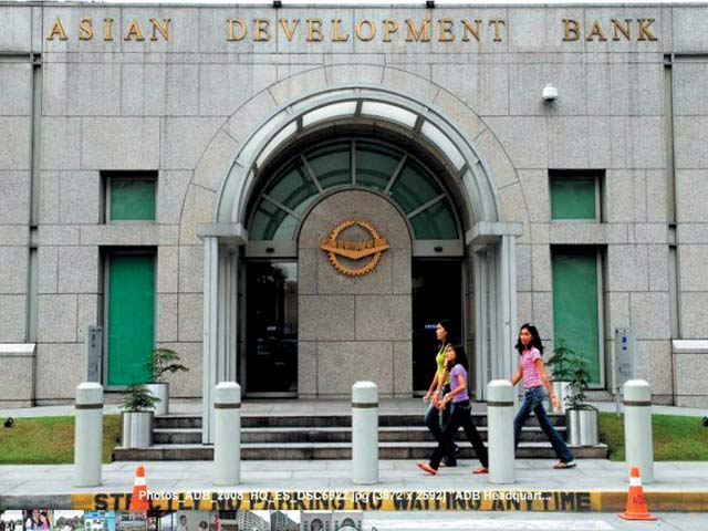 ایشیائی ترقیاتی بینک کے قرضوں سے شروع ہونے والے 3.4 ارب ڈالر کے منصوبے تاخیر کاشکار