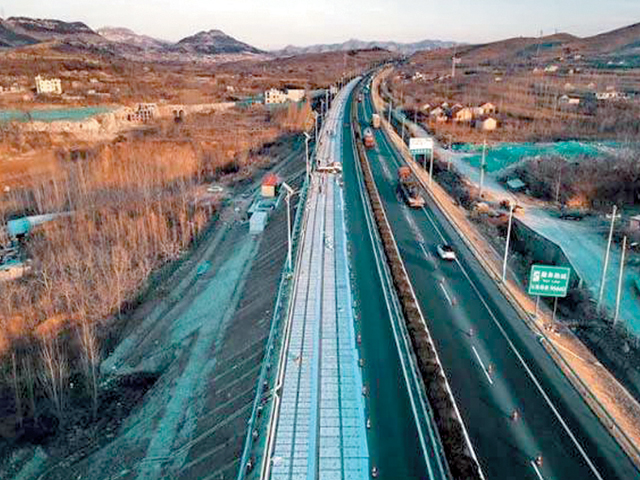 چین نے دنیا کی پہلی بجلی بنانے والی سڑک آزمائش کے لیے کھول دی