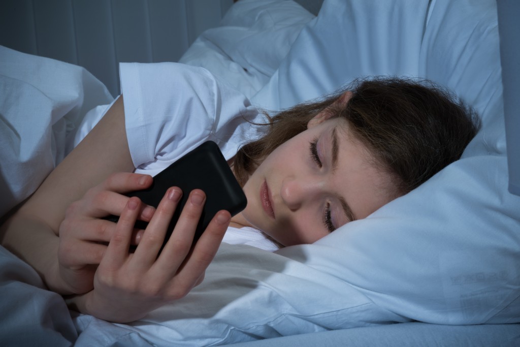 سوتے وقت موبائل فون قریب رکھنا ذہنی امراض کا سبب بن سکتا ہے