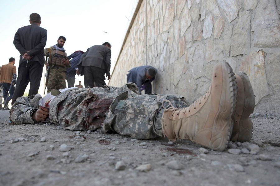 افغانستان: افغان سرحدی فوج کے دو اہلکاروں کا اتحادی افواج کے قافلے پر حملہ