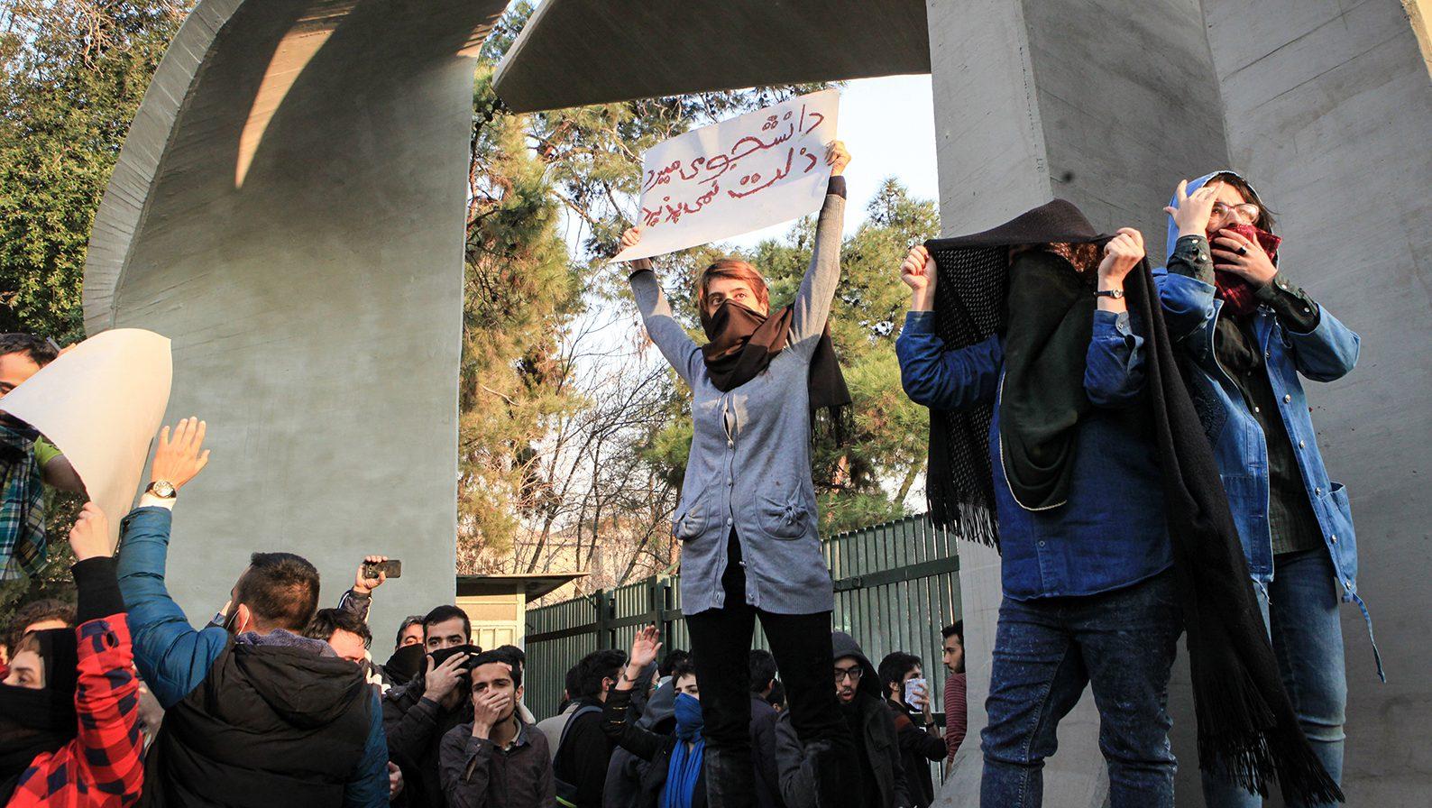 ایران میں طلباء کا احتجاج نظام مخالف مظاہروں میں تبدیل،فورسزسے جھڑپیں