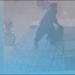 ایرانی اہل کار کا افغانی پناہ گزین بچّے پر وحشیانہ تشدد،ویڈیو سوشل میڈیا پر وائرل