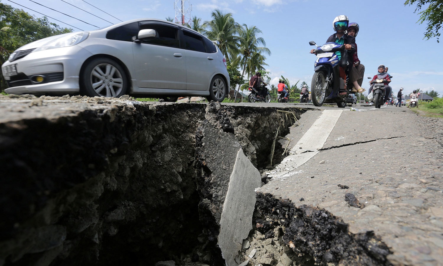 انڈونیشیا میں 6.5شدت کا زلزلہ ، سڑکیں ، عمارتیں تباہ