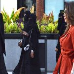 سعودی عرب نے خواتین سیاحوں کے لیے عبایا کی شرط ختم کردی