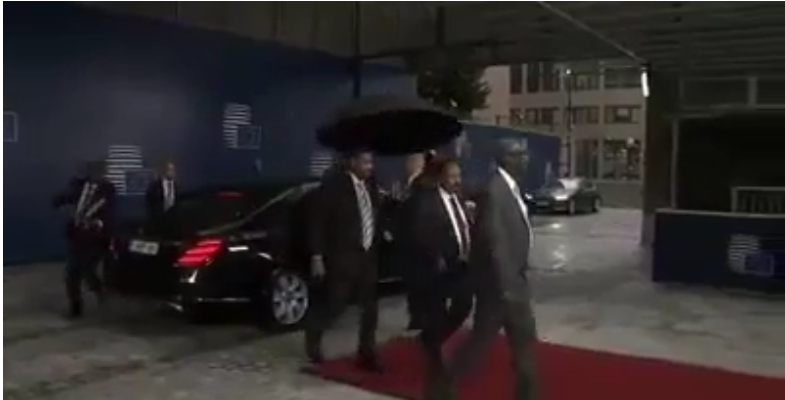 سوڈانی وزیراعظم کی بارش میں یورپی یونین کے دفترآمد،ویڈیووائرل