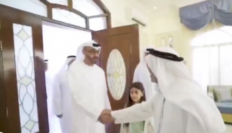 ابوظہبی کے ولی عہد کی ننھی بچی کے گھر آمد،تقریب میں ہاتھ نہ ملاسکنے پر معذرت،تحفہ بھی پیش کیا