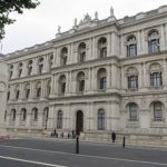 برطانیانے ایران اور عراق میں اپنے سفارتخانوں میں عملہ محدودکر دیا