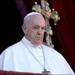 پوپ فرانسس نے خاتون کا ہاتھ جھٹکنے پر معافی مانگ لی