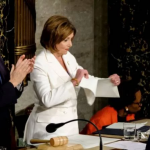 امریکی صدر نے نینسی پلوسی سے ہاتھ نہیں ملایا ، نینسی نے خطاب کی کاپیاں پھاڑ دیں