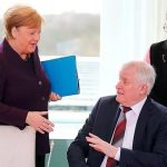 کورونا وائرس کا خوف، جرمن وزیر داخلہ کا چانسلر انجیلا مرکل سے ہاتھ ملانے سے انکار