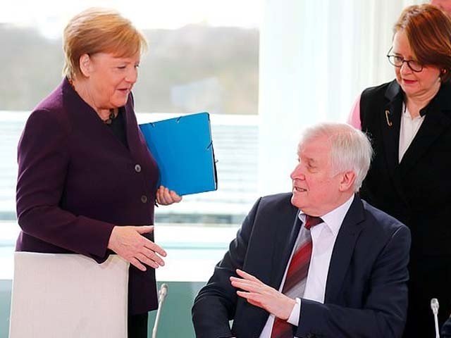 کورونا وائرس کا خوف، جرمن وزیر داخلہ کا چانسلر انجیلا مرکل سے ہاتھ ملانے سے انکار
