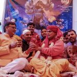 بھارت میں ہندو گائے کے پیشاب سے کرونا کا علاج کرنے لگے