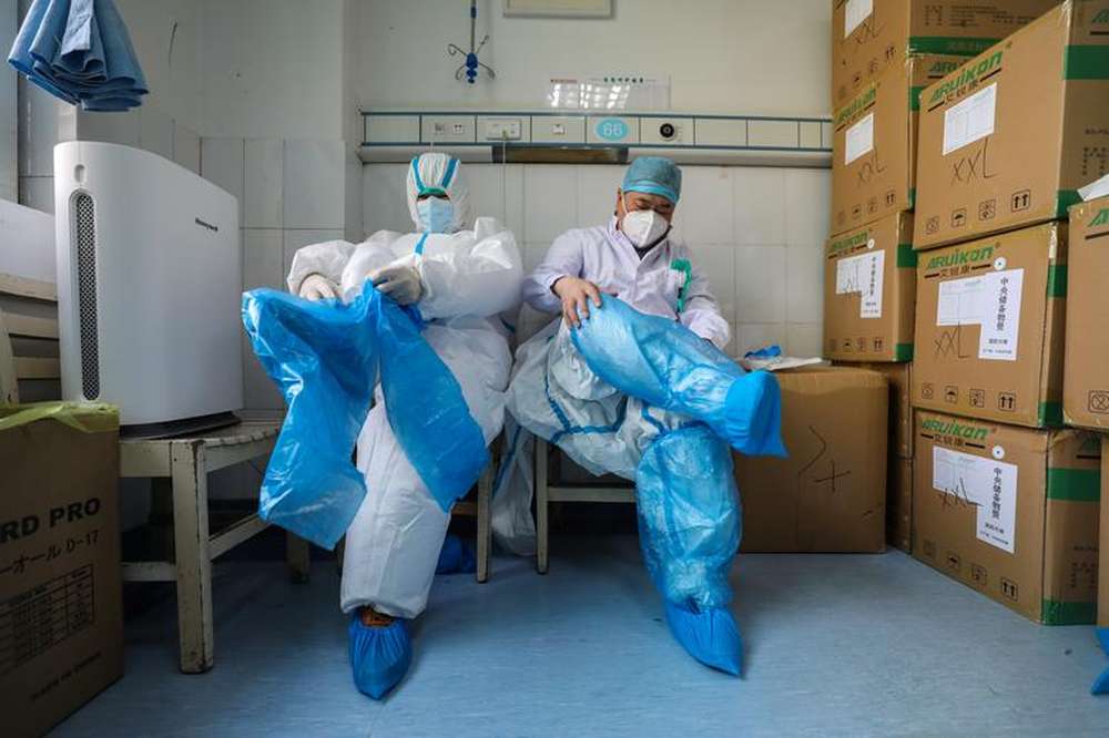 کورونا وائرس سے دنیا بھر میں طبی آلات کی قلت ،طبی عملہ بھی کم پڑ گیا