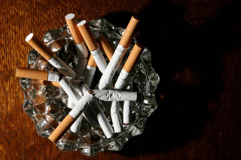 برطانیا میں کورونا خوف سے دس لاکھ افراد نے سگریٹ نوشی ترک کر دی