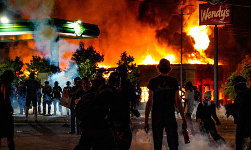 امریکا میں سیاہ فام شہری پر پولیس فائرنگ کے خلاف پرتشدد احتجاج
