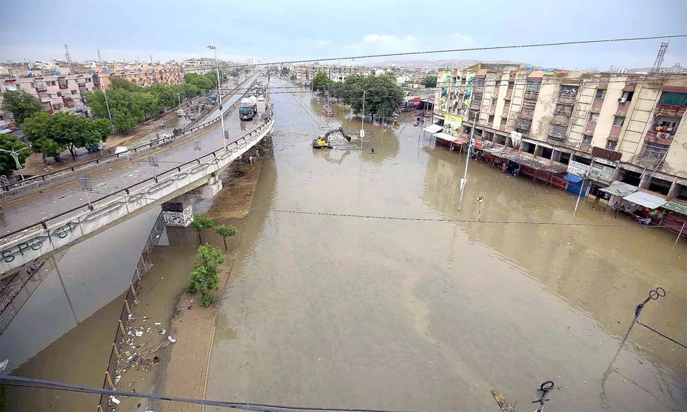 کراچی میں بارش کے بعدسڑکیں تالاب بن گئیں