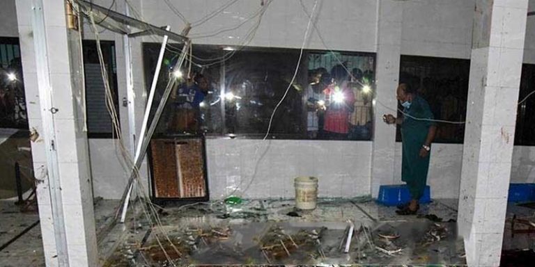 بنگلادیش کی مسجد میں خوفناک دھماکا اور آتشزدگی، 16نمازی شہید