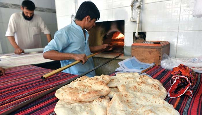 آٹا مزید مہنگا، نانبائیوں نے روٹی کی قیمت 30 روپے کرنے کا مطالبہ کردیا