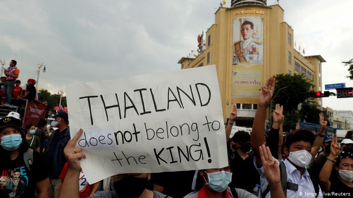 تھائی لینڈ میں مظاہروں میں شدت کے بعد عوامی اجتماعات پر پابندی