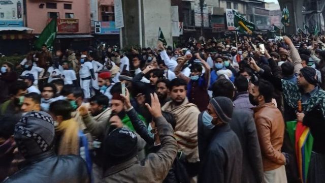 تحریک لبیک کی ریلی فیض آباد پہنچ گئی، پولیس سے جھڑپیں