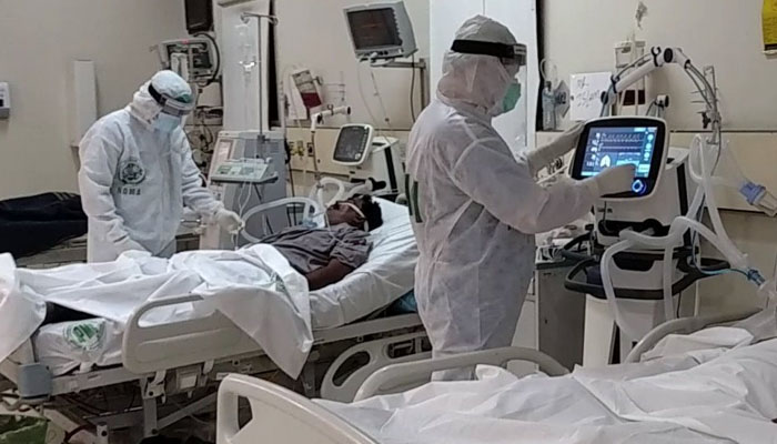 کراچی کے اسپتالوں میں کورونا مریضوں کیلئے جگہ کم پڑنے لگی