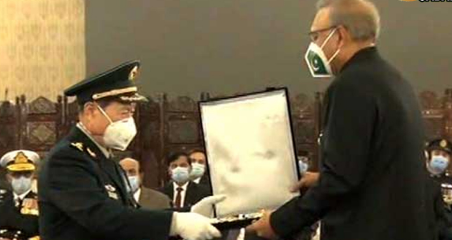 صدر مملکت نے چینی وزیر دفاع کو نشان امتیاز ملٹری کا اعزاز عطا کر دیا
