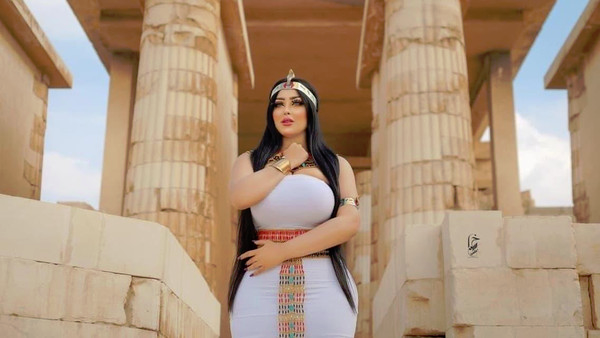 مصر میں ماڈل کے فرعونی لباس زیب تن کرنے کے واقعے کی انکوائری