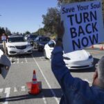 کورونا ویکسین آبادی کم کرنے کی سازش ہے ، ٹرمپ حامیوں نے سینٹر بند کرادیا