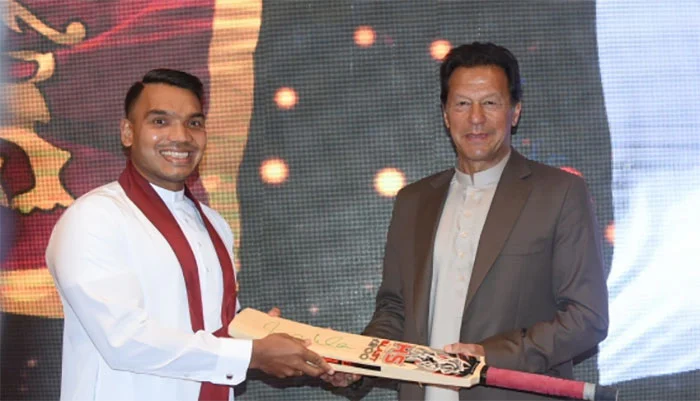 سری لنکن وزیر کھیل عمران خان سے کرکٹ بیٹ کا تحفہ پاکر خوش