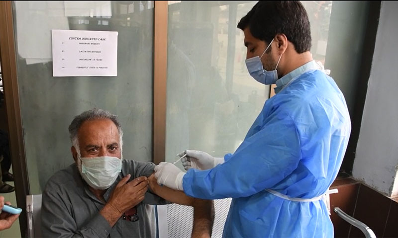 پاکستان میں 60 سال اور زائد عمر افراد کو کورونا ویکسین لگانے کا عمل شروع