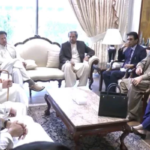 وزیراعظم عمران خان سے اتحادی جماعتوں کے اراکین کی ملاقات، مبارکباد بھی دی