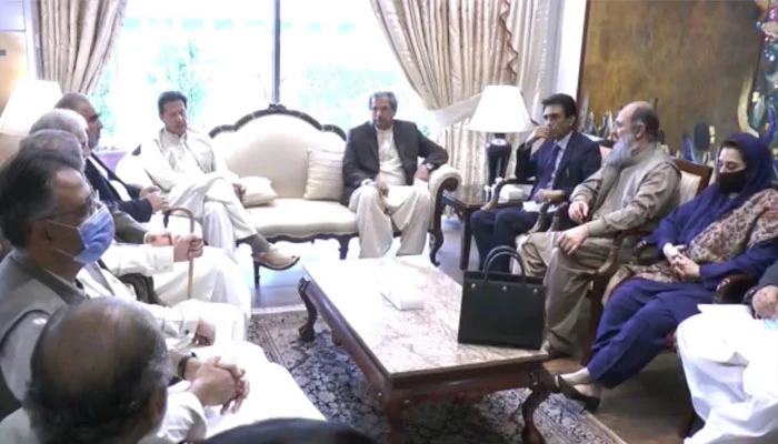 وزیراعظم عمران خان سے اتحادی جماعتوں کے اراکین کی ملاقات، مبارکباد بھی دی
