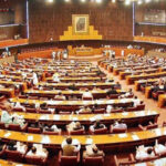 قومی اسمبلی اجلاس میں ہنگامہ آرائی، اپوزیشن ارکان کا اسپیکر ڈائس کا گھیرائو