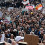 لندن میں کورونا پابندیوں کیخلاف ہزاروں شہریوں کا احتجاج