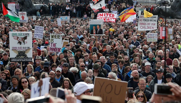 لندن میں کورونا پابندیوں کیخلاف ہزاروں شہریوں کا احتجاج