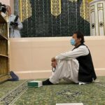فواد چودھری نے وزیراعظم کی بغیر جوتوں کے تصویر شیئر کردی