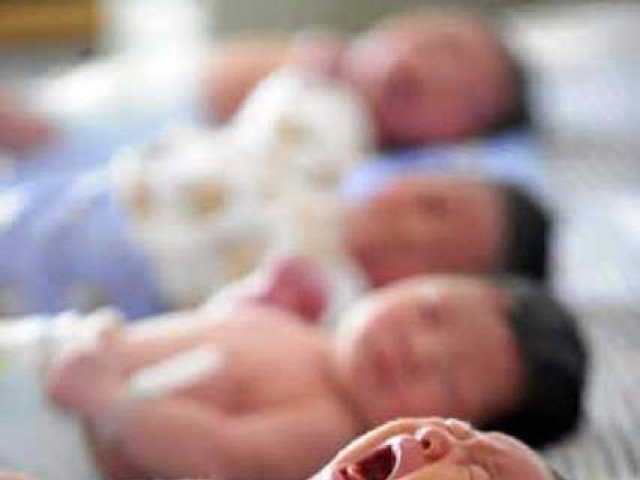 راولپنڈی کے بینظیر بھٹو ہسپتال میں خاتون نے بیک وقت چار بچوں کو جنم دیا