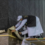 خانہ کعبہ کے چاروں طرف سفید کپڑا لگا دیا گیا