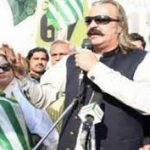 وفاقی وزیر علی امین گنڈا پور کو نوجوان نے پشاوری چپل دے ماری